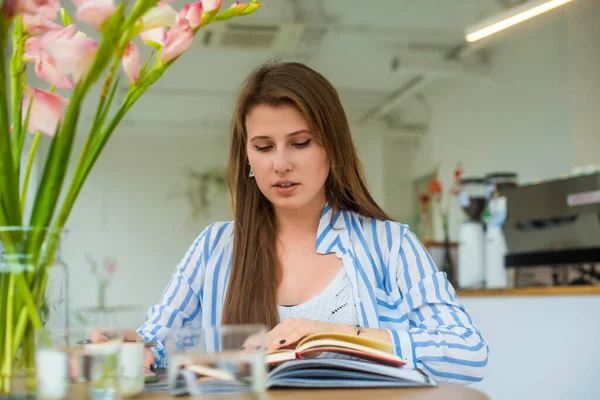 Estudiante Concentrada Escribiendo Cuaderno Mientras Aprende Con Una Taza Café — Foto de Stock