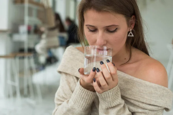 Estilo Vida Saludable Mujer Joven Caucásica Bebe Vaso Agua Mientras —  Fotos de Stock