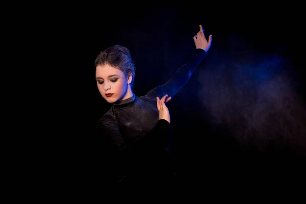 Fiatal Gyönyörű Balerina Pózol Stúdióban Gyönyörű Karcsú Női Táncos Fekete — Stock Fotó