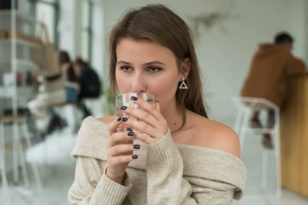 Estilo Vida Saludable Mujer Joven Caucásica Bebe Vaso Agua Mientras —  Fotos de Stock