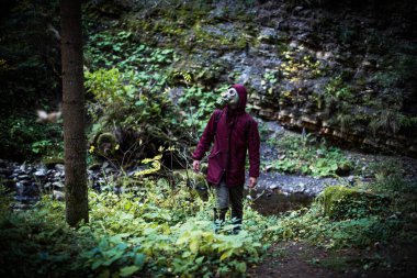 Ekolojik felaket. Gaz maskeli kıyamet sonrası hayatta kalanlar. Ormandaki adam.