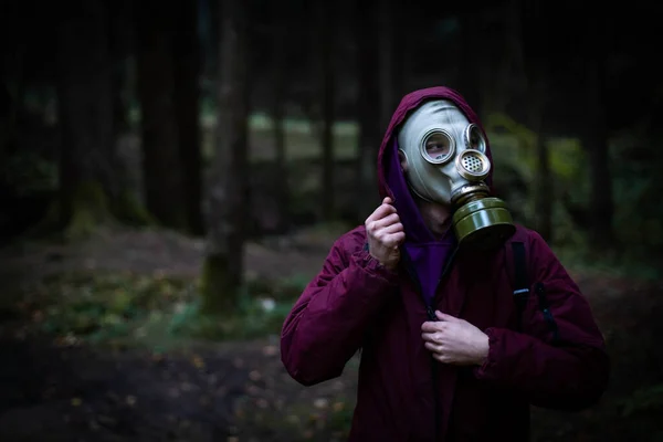 Ecologische Catastrofe Post Apocalyptische Overlevende Met Gasmasker Man Het Bos — Stockfoto
