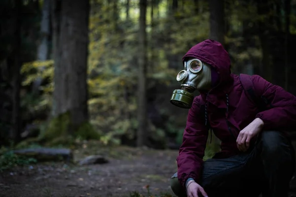 Ecologische Catastrofe Post Apocalyptische Overlevende Met Gasmasker Man Het Bos — Stockfoto