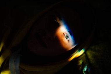 Gözlerinde gökkuşağı gölgesi ve gülümseyen tırnak boyası olan gülümseyen adam. LGBT kavramı.