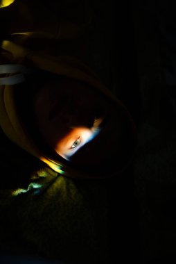 Gözlerinde gökkuşağı gölgesi ve gülümseyen tırnak boyası olan gülümseyen adam. LGBT kavramı.