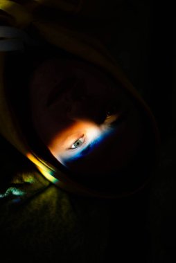 Gözlerinde gökkuşağı gölgesi ve gülümseyen tırnak boyası olan gülümseyen adam. LGBT kavramı.