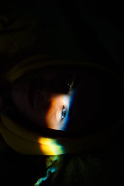 Gözlerinde gökkuşağı gölgesi ve gülümseyen tırnak boyası olan gülümseyen adam. LGBT kavramı.