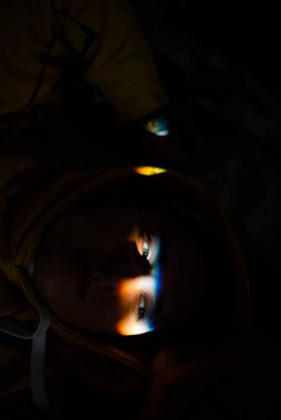 Gözlerinde gökkuşağı gölgesi ve gülümseyen tırnak boyası olan gülümseyen adam. LGBT kavramı.