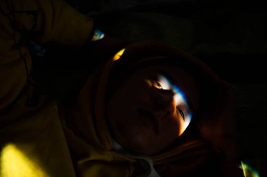 Gözlerinde gökkuşağı gölgesi ve gülümseyen tırnak boyası olan gülümseyen adam. LGBT kavramı.