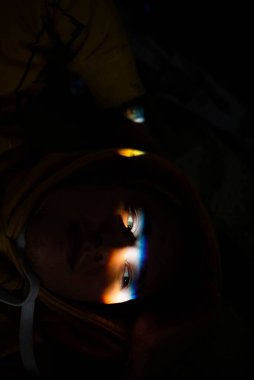 Gözlerinde gökkuşağı gölgesi ve gülümseyen tırnak boyası olan gülümseyen adam. LGBT kavramı.