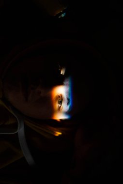 Gözlerinde gökkuşağı gölgesi ve gülümseyen tırnak boyası olan gülümseyen adam. LGBT kavramı.