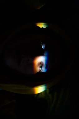 Gözlerinde gökkuşağı gölgesi ve gülümseyen tırnak boyası olan gülümseyen adam. LGBT kavramı.