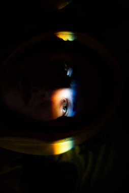 Gözlerinde gökkuşağı gölgesi ve gülümseyen tırnak boyası olan gülümseyen adam. LGBT kavramı.