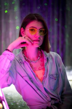 Kız ve neon ışıklarının sinematik gece portresi. Moda. Renkli neon ışıklı kadın. Diskodaki kız, makyaj dansı. Parti disko neon gece kulübü titreşimleri. yaratıcı sanat neon pembe ışık.