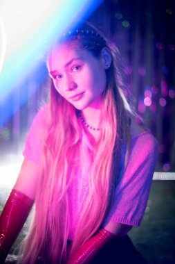 Kız ve neon ışıklarının sinematik gece portresi. Moda. Renkli neon ışıklı kadın. Diskodaki kız, makyaj dansı. Parti disko neon gece kulübü titreşimleri. yaratıcı sanat neon pembe ışık.