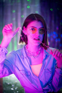 Kız ve neon ışıklarının sinematik gece portresi. Moda. Renkli neon ışıklı kadın. Diskodaki kız, makyaj dansı. Parti disko neon gece kulübü titreşimleri. yaratıcı sanat neon pembe ışık.