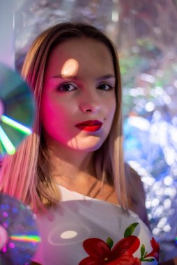 Kız ve neon ışıklarının sinematik gece portresi. Moda. Renkli neon ışıklı kadın. Diskodaki kız, makyaj dansı. Parti disko neon gece kulübü titreşimleri. yaratıcı sanat neon pembe ışık.