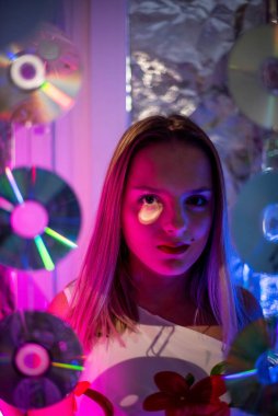 Kız ve neon ışıklarının sinematik gece portresi. Moda. Renkli neon ışıklı kadın. Diskodaki kız, makyaj dansı. Parti disko neon gece kulübü titreşimleri. yaratıcı sanat neon pembe ışık.