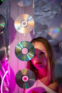 Kız ve neon ışıklarının sinematik gece portresi. Moda. Renkli neon ışıklı kadın. Diskodaki kız, makyaj dansı. Parti disko neon gece kulübü titreşimleri. yaratıcı sanat neon pembe ışık.