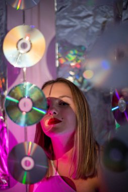 Kız ve neon ışıklarının sinematik gece portresi. Moda. Renkli neon ışıklı kadın. Diskodaki kız, makyaj dansı. Parti disko neon gece kulübü titreşimleri. yaratıcı sanat neon pembe ışık.