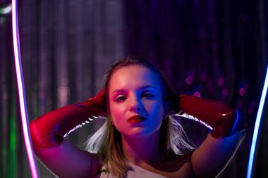 Kız ve neon ışıklarının sinematik gece portresi. Moda. Renkli neon ışıklı kadın. Diskodaki kız, makyaj dansı. Parti disko neon gece kulübü titreşimleri. yaratıcı sanat neon pembe ışık.