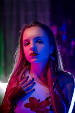 Kız ve neon ışıklarının sinematik gece portresi. Moda. Renkli neon ışıklı kadın. Diskodaki kız, makyaj dansı. Parti disko neon gece kulübü titreşimleri. yaratıcı sanat neon pembe ışık.