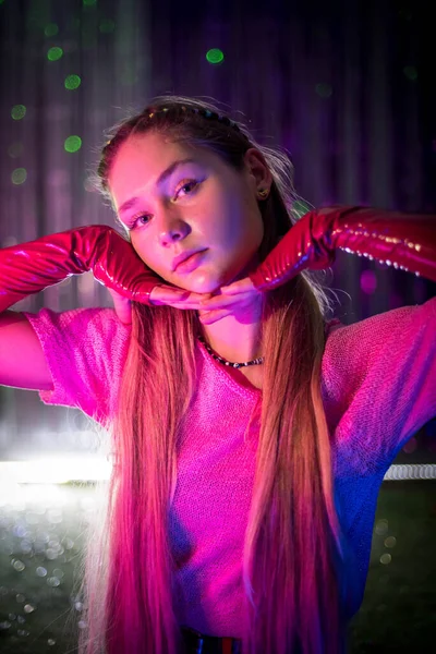 Retrato Noturno Cinematográfico Luzes Néon Menina Moda Mulher Com Luz — Fotografia de Stock