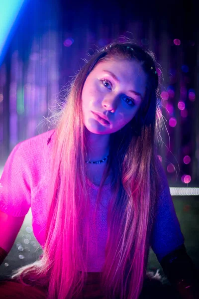Cinematografische Nachtportret Van Meisje Neon Lichten Mode Vrouw Kleurrijk Neonlicht — Stockfoto