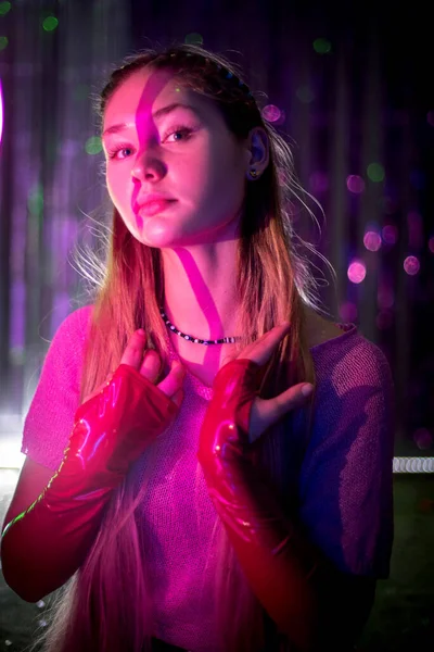 Cinematografische Nachtportret Van Meisje Neon Lichten Mode Vrouw Kleurrijk Neonlicht — Stockfoto