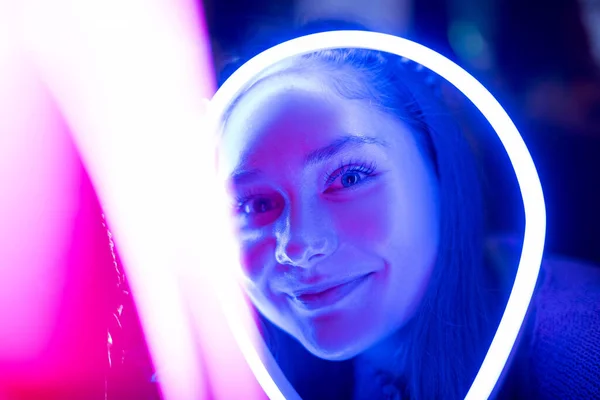 Filmiskt Nattporträtt Flicka Och Neonljus Mode Kvinna Färgglatt Neonljus Flicka — Stockfoto