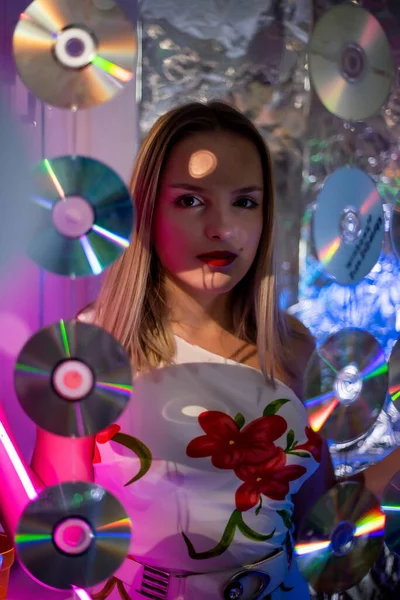 Kız Neon Işıklarının Sinematik Gece Portresi Moda Renkli Neon Işıklı — Stok fotoğraf