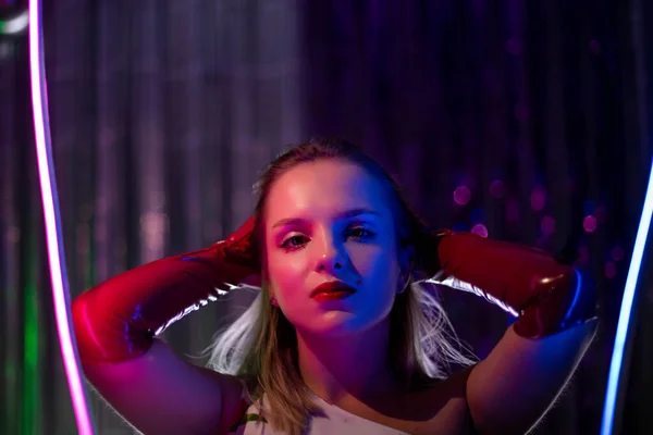 Cinematografische Nachtportret Van Meisje Neon Lichten Mode Vrouw Kleurrijk Neonlicht — Stockfoto