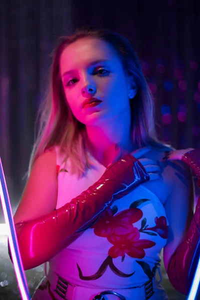 Cinematografische Nachtportret Van Meisje Neon Lichten Mode Vrouw Kleurrijk Neonlicht — Stockfoto