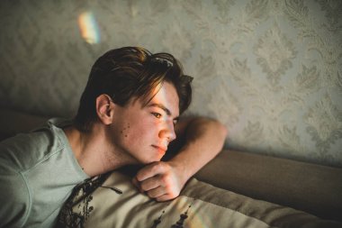 Gözlerinde gökkuşağı gölgesi ve gülümseyen tırnak boyası olan bir adam. LGBT konsepti. Gençlerin sorunları, üzgün çocuk, cilt problemi..