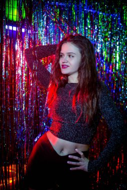 Neon ışıklı bir disko dansçısı. Neon ışıklı model kadın, güzel model kızın portresi..