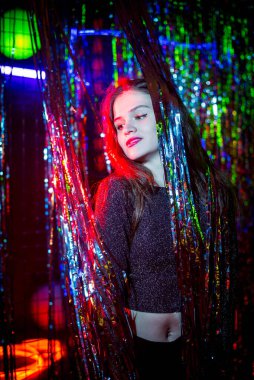 Neon ışıklı bir disko dansçısı. Neon ışıklı model kadın, güzel model kızın portresi..