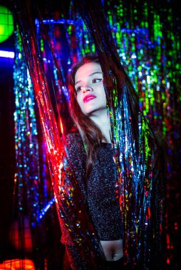 Neon ışıklı bir disko dansçısı. Neon ışıklı model kadın, güzel model kızın portresi..