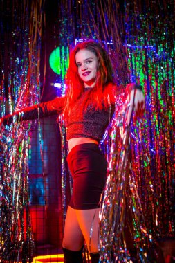 Neon ışıklı bir disko dansçısı. Neon ışıklı model kadın, güzel model kızın portresi..