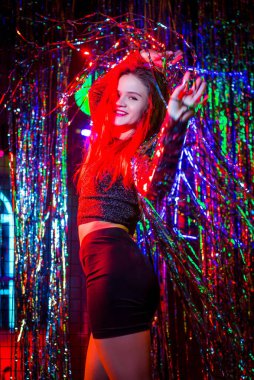 Neon ışıklı bir disko dansçısı. Neon ışıklı model kadın, güzel model kızın portresi..