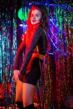 Neon ışıklı bir disko dansçısı. Neon ışıklı model kadın, güzel model kızın portresi..