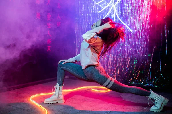 Retrato Uma Jovem Elegante Dança Fresca Com Capuz Com Cabelo — Fotografia de Stock