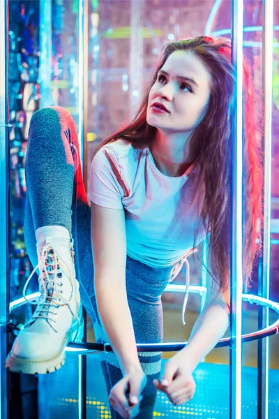 Estúdio Retrato Uma Jovem Mulher Moda Dançando Estilo Modelo Menina — Fotografia de Stock