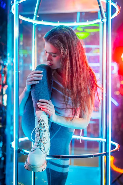 Estúdio Retrato Uma Jovem Mulher Moda Dançando Estilo Modelo Menina — Fotografia de Stock