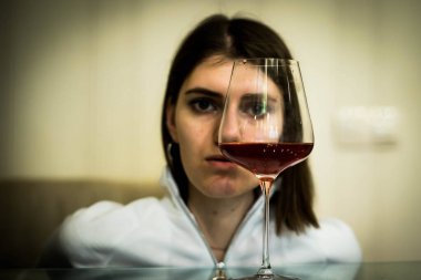 Üzgün, alkolik, alkolik bir kadın evde alkol ve alkolizm ile içki içiyor. Depresyonlu alkolik kadınlar