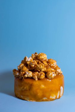 Doğum günü hediyesi olarak küçük bir bento keki. Bir ya da iki kişi için Kore usulü kekler. Tatlı bir tatlı hediyesi. Farklı küçük pasta. Asya gıda eğilimi.