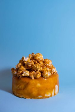 Doğum günü hediyesi olarak küçük bir bento keki. Bir ya da iki kişi için Kore usulü kekler. Tatlı bir tatlı hediyesi. Farklı küçük pasta. Asya gıda eğilimi.