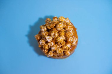 Doğum günü hediyesi olarak küçük bir bento keki. Bir ya da iki kişi için Kore usulü kekler. Tatlı bir tatlı hediyesi. Farklı küçük pasta. Asya gıda eğilimi.