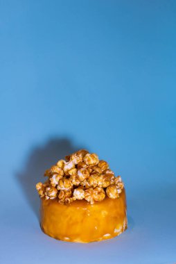 Doğum günü hediyesi olarak küçük bir bento keki. Bir ya da iki kişi için Kore usulü kekler. Tatlı bir tatlı hediyesi. Farklı küçük pasta. Asya gıda eğilimi.