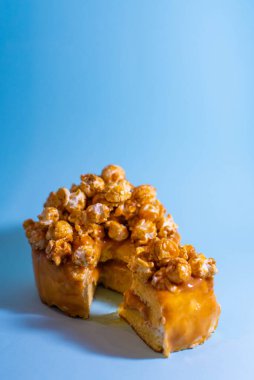 Doğum günü hediyesi olarak küçük bir bento keki. Bir ya da iki kişi için Kore usulü kekler. Tatlı bir tatlı hediyesi. Farklı küçük pasta. Asya gıda eğilimi.