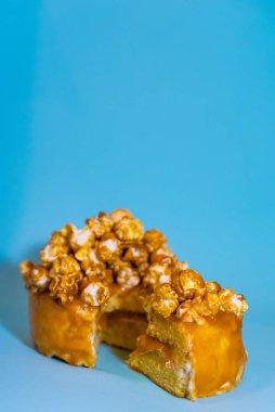 Doğum günü hediyesi olarak küçük bir bento keki. Bir ya da iki kişi için Kore usulü kekler. Tatlı bir tatlı hediyesi. Farklı küçük pasta. Asya gıda eğilimi.